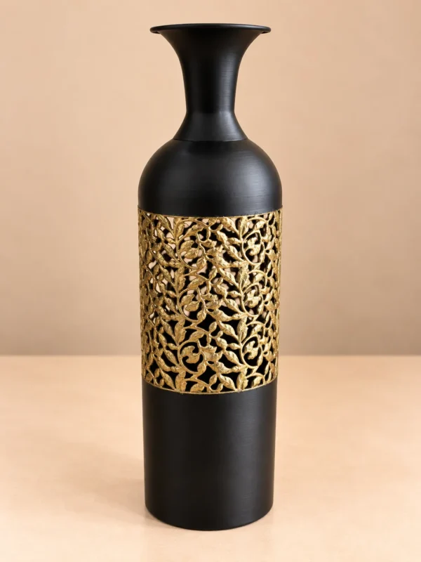 crno-zlatna-vaza Dekorativna crno-zlatna vaza sa ornamentalnim detaljima – 67 cm