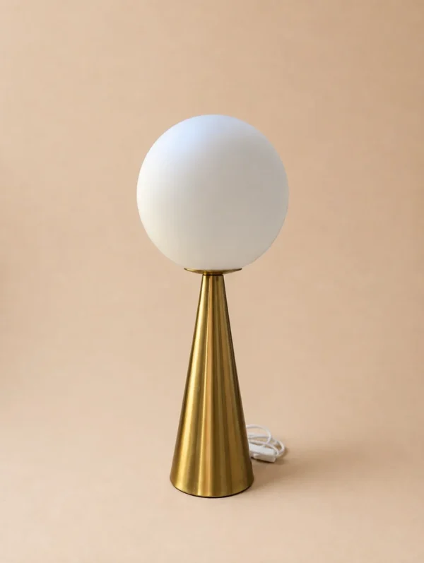 Elegantna stona lampa sa belom kuglom i zlatnim postoljem