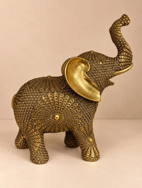 Dekorativna figura zlatnog slona sa reljefnim ornamentima