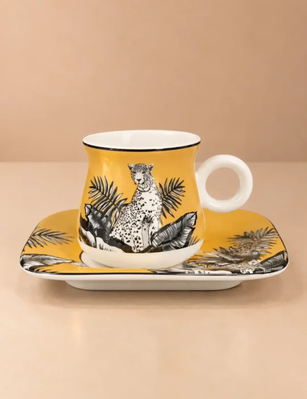 Žuta šoljica za kafu sa tacnom, leopard motivom i tropskim lišćem