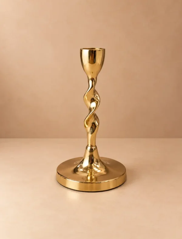 Zlatni svećnjak sa spiralnim centralnim delom i okruglom bazom
